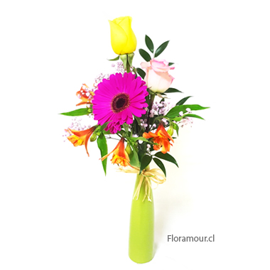 Fino florero cerámico con flores coloridas de temporada.